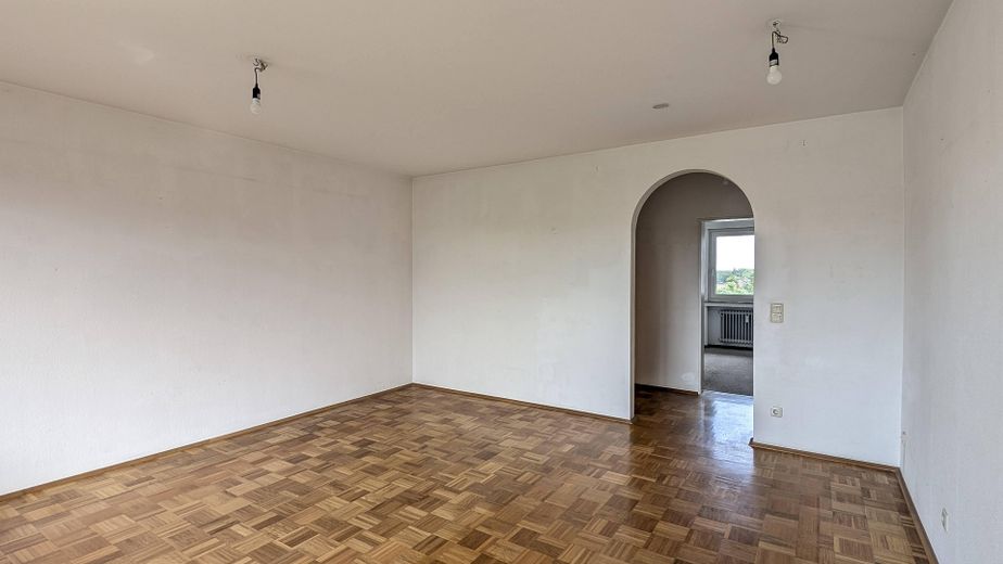 Provisionsfreie attraktive 3,5-Zimmer-Eigentumswohnung mit Garage in ruhiger Lage – Wohnzimmer
