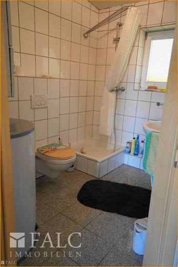 Familienglück in modernem, energieeffizientem Reihenmittelhaus – Bad 2.OG