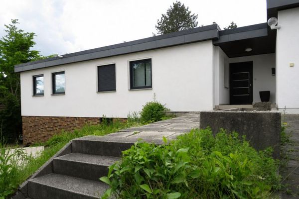 Ihr neues Zuhause: Freistehendes Einfamilienhaus mit idyllischem Gartengrundstück & Innenpool