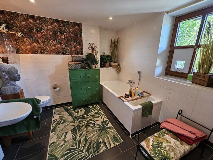 Attraktive 5-Zimmer-Maisonettewohnung in Alleinlage mit eigenem Garten&Pool – Bad 1 mit Badewanne