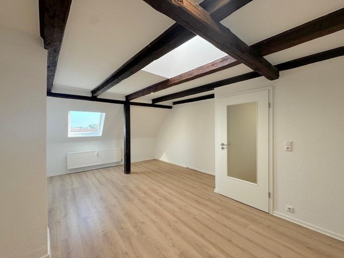 Frisch renovierte 3-Zimmer-Dachgeschosswohnung in bester Altstadtlage von Wismar. – Wohnzimmer