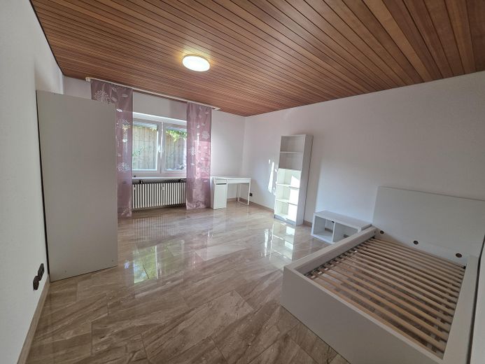WG-Neugründung Tübingen: 180 m² Wohnen im Grünen, 450 m² Garten, Top-Bad & All-In-Pauschale – StilvollesKomfort-Zimmer 18 qm