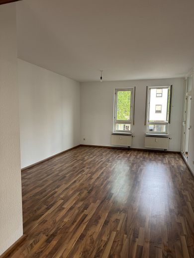 Tadilat sonrası ilk kullanım: 3,5 oda, büyük teras, yeni mutfak & kapalı otopark yeri – Wohnzimmer