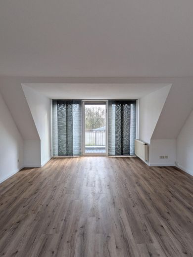 Yeni yenilenmiş çatı katı dairesi – Wohnhzimmer1