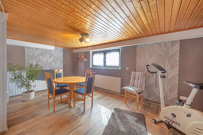 Sommer in Ihrem neuen Zuhause - Bungalow mit Terrasse - Balkon - Garage und viel Garten in Krunkel – Wohnraum im KG
