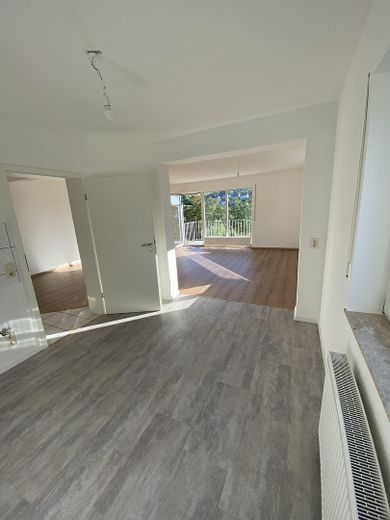 Blick von Küche ins Wohnzimmer