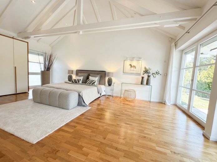 Villa de ensueño modernizada en ubicación privilegiada – Schlafzimmer mit Terrasse 