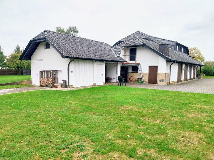 Außenansicht Garagen