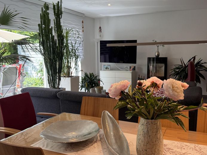 Maison individuelle économe en énergie avec jardin orienté au sud, cheminée, cuisine haut de gamme et garage double – Wohn-/Essbereich