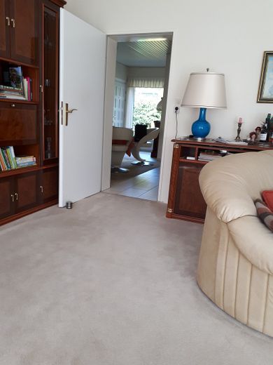 Barrierefreier Bungalow in gepflegter Gartenanlage – Wohnzimmer, Blick in Diele