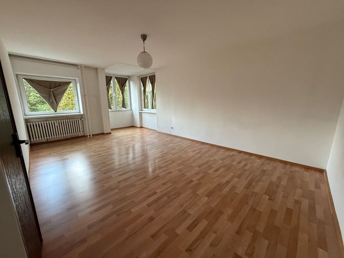 Wunderschöne leerstehende Zweizimmerwohnung mit Garage – Wohnzimmer1