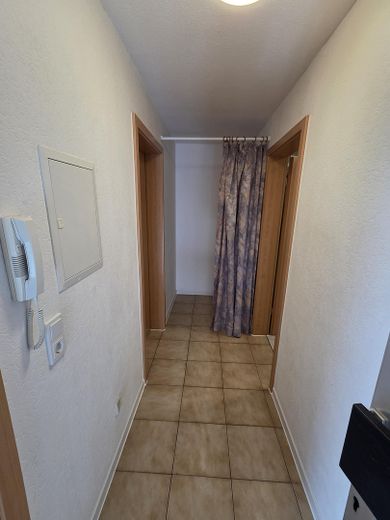 Contwig 2 Zimmer inkl. Küchenzeile und Badezimmer – Flur mit Abstellecke