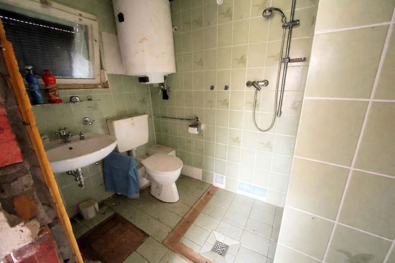 BAUGRUNDSTÜCK MIT WOCHENENDHAUS ZU VERKAUFEN – kleines Bad mit Fenster