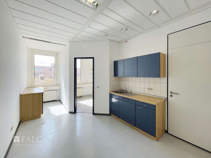 Büroflächen ab 240 m² zur Miete. Nur 9,50 EUR/m² Kaltmiete! – Sozialraum