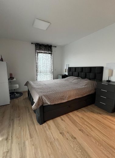 Moderne 3-Zimmer-Wohnung mit Einbauküche in zentraler Stadtlage – Schlafzimmer