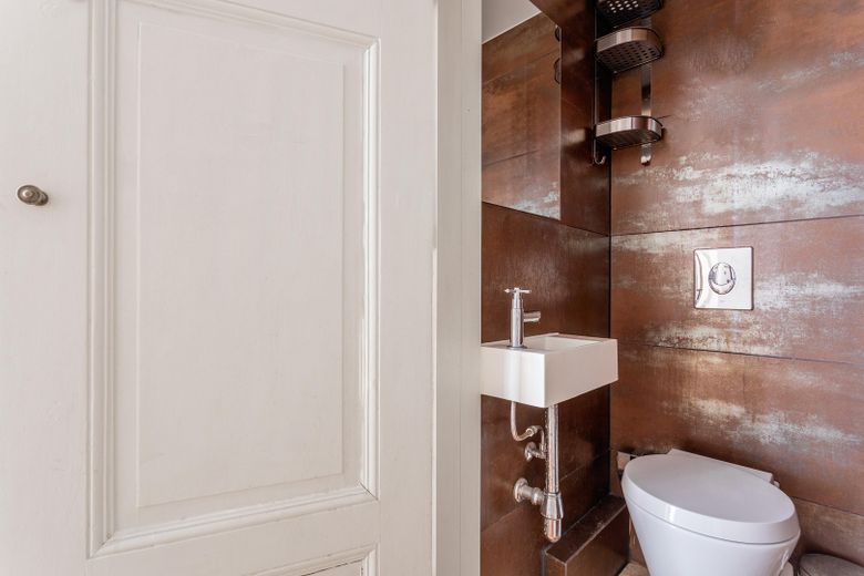 Appartement de 4 pièces rénové, sans commission, au cœur de Kreuzberg ! Prix à négocier – Gäste WC