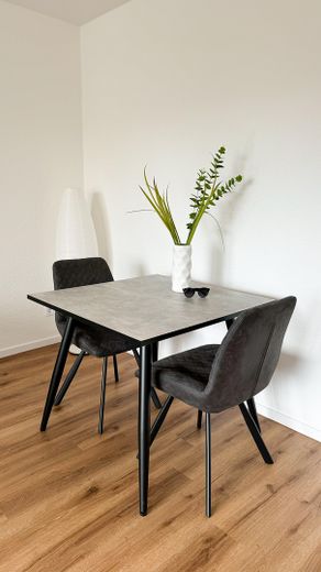 Sanierte und möblierte 2-ZKB Eigentumswohnung – Esstisch Wohnzimmer