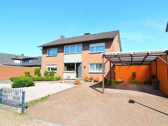 Zweifamilienhaus mit zwei separaten Wohneinheiten, großem Grundstück und Erweiterungspotenzial! – Foto 1