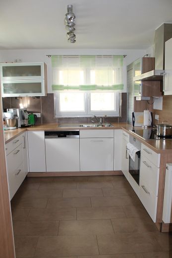 Sehr gepflegtes 4-Familien-Wohnhaus mit großem Gartengrundstück in Top Wohnlage von CR – EG Küche