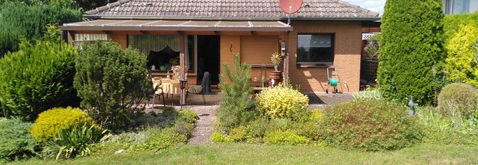 Charming detached house with a large garden in a quiet location on the edge of the forest (Wieterwald) – Südseite mit Garten
