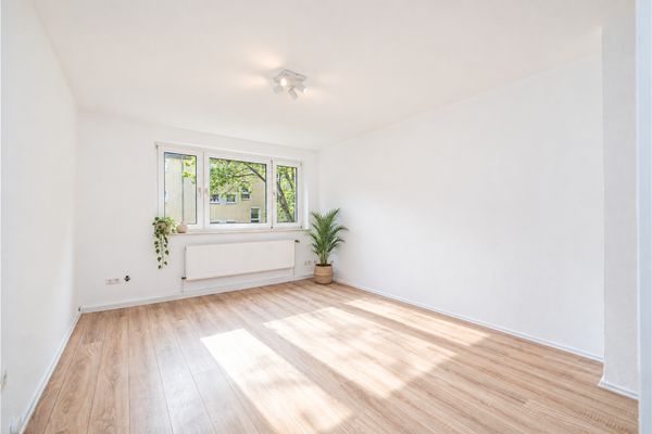 Renovated 3-room apartment with new fitted kitchen, privately offered and ready for occupancy
