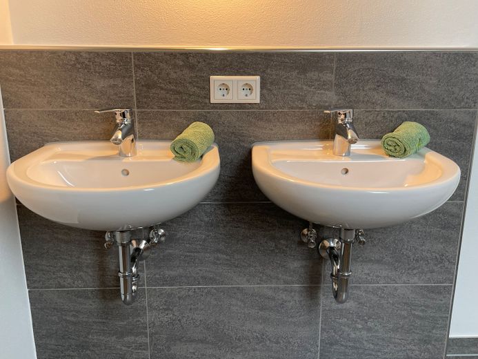 frisch renovierte, neuwertige DHH, einziehen und wohlfühlen – Bad mit 2 Waschbecken