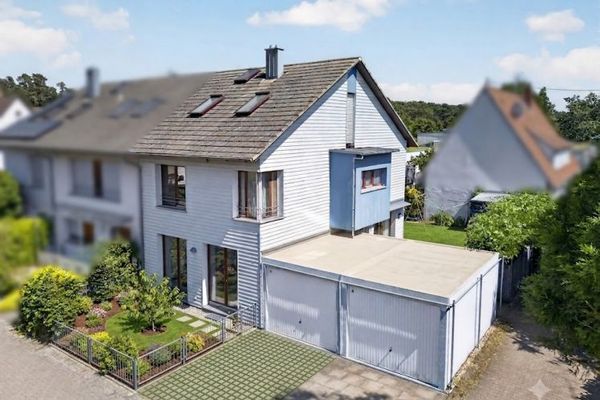 La felicità di una casa in legno soleggiata a Neureut