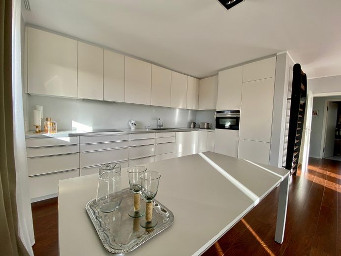 Exklusive, sonnige Familienwohnung - 4-ZKB mit Balkon direkt am Rebstockpark – Wohnzimmer/ Küche 