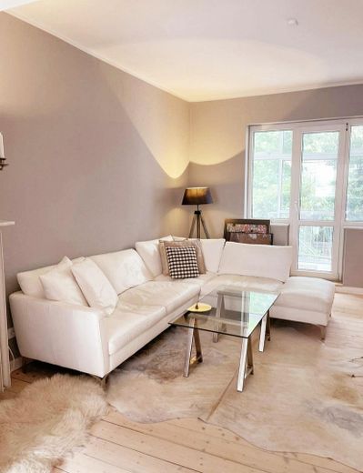 Möbliert wohnen in Schwachhausen: 3 Zimmer, eigener Garten, 1.700 € all-inclusive – Wohnzimmer
