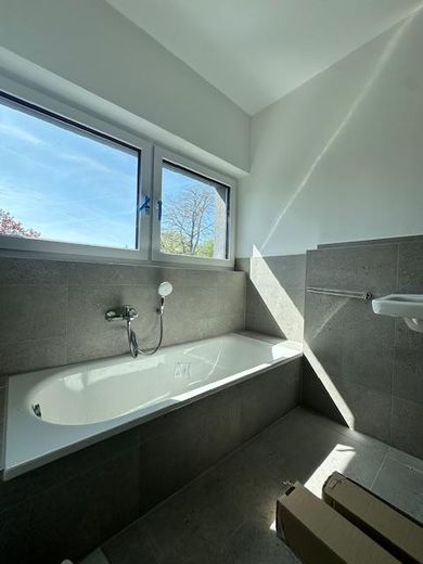 Großzügige helle Neubauwohnung im 1.OG eines Zweiparteienhaus in Verl – Badezimmer