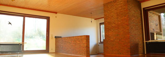 Großzügiges Einfamilienhaus mit Traumgrundstück und Taunusblick – Sonniges Wohnzimmer