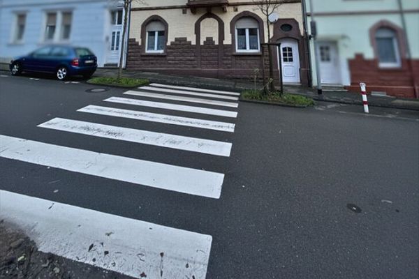 Piękne 4-pokojowe mieszkanie z kuchnią, łazienką i balkonem w Alt-Saarbrücken, dostępne od zaraz
