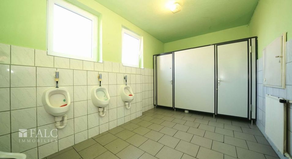 Jetzt zuschlagen! Saisonstarkes Restaurant mit Laufkundschaft! Direkt am Freibad - FALC Immobilien – Herren-WC