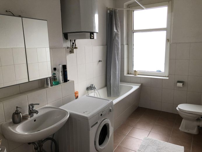 Wohnen mit Geschichte – 3 Zimmer Altbaucharme in bester Innenstadtlage – Bad