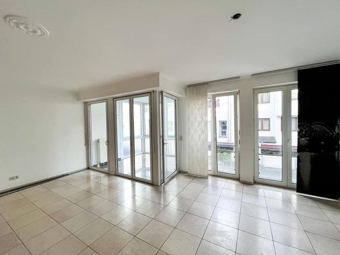 Exklusives City-Apartment mit großzügiger Wohnloggia in Top-Lage – Wohnraum
