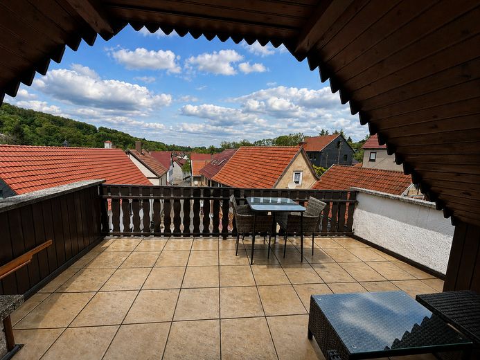 Modernisiertes Fachwerkhaus mit großzügiger Dachterasse und Platz für die Familie – Foto 2