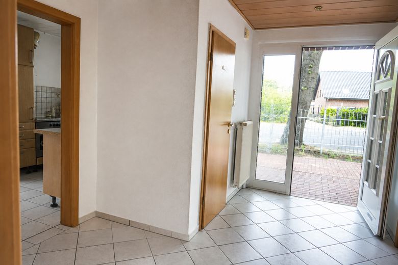 Freistehendes Einfamilienhaus mit Südgarten, großzügiger Garage & ausgebautem Dachgeschoss – Flur am Eingang