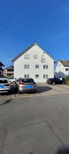 Mooie lichte 3-kamer zolderwoning – Straßenansicht