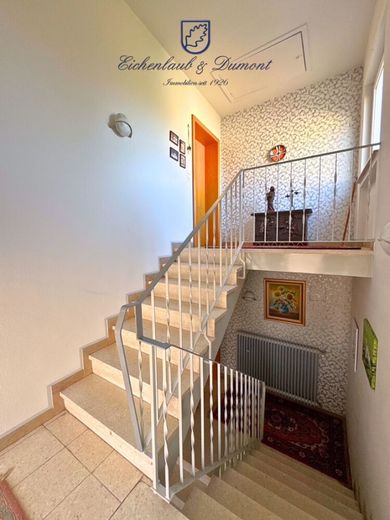Freistehendes 1-2 Familienhaus in zentrums-und naturnaher Lage, sofort nutzbar – Treppe zum OG