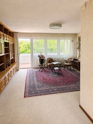Abitare spaziosamente. Affacciarsi sul verde! 3,5 locali 102 m² Fellbach-Schmiden incluso posto auto in garage sotterraneo – Wohnzimmer