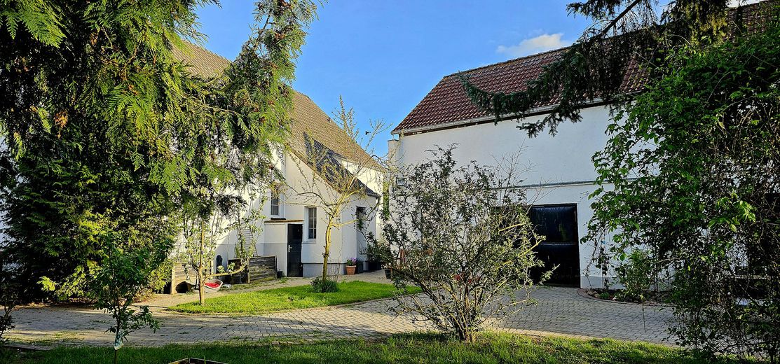 Tu sueño de tener un caballo en casa se hace realidad – Wohnhaus und großer Stall
