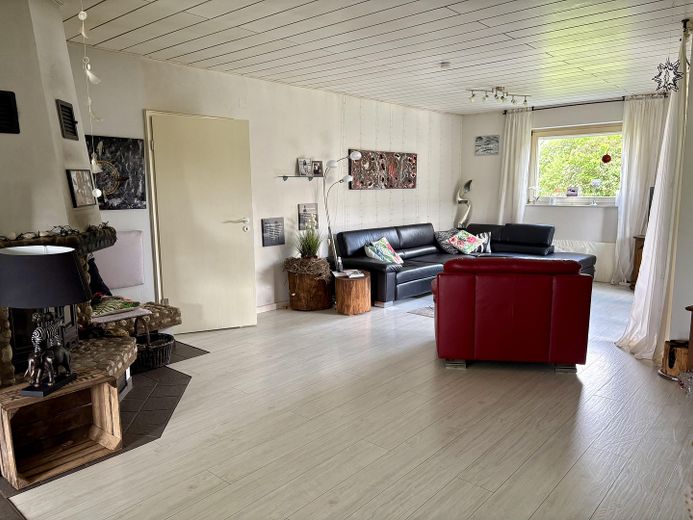 Casa unifamiliare indipendente con garage, terrazza, balcone e ampio giardino – Foto 3