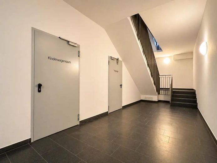 Neuwertige 3-Zimmer-Wohnung mit Balkon, zwei Bädern & TG-Stellplatz – UG