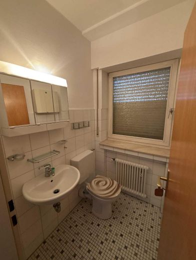Bezahlbar wohnen: Renovierungsbedürftiges Haus im Erbbaurecht mit Potenzial – Gäste-WC