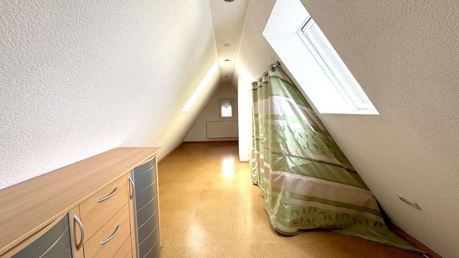 Fachwerk trifft Sandstein: Ein Haus mit Charakter und großzügigem Raumangebot – Spitzboden