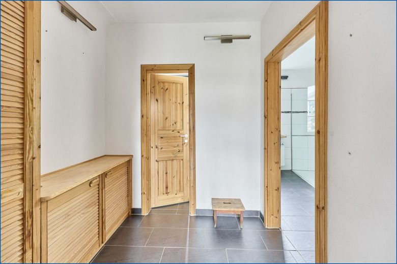 ** Reparaturbedürftiges freistehendes Einfamilienhaus **  in Haus-/Hofbauweise! – Flur zum Bad