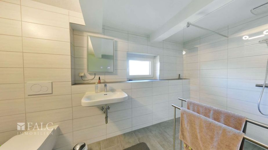 Ihre Gelegenheit: Großzügiges Wohnen im Grünen! – Badezimmer
