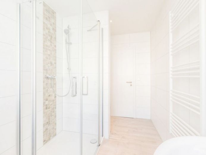Großes Bad / Modern / Extra Hauswirtschaftsraum – Foto 1