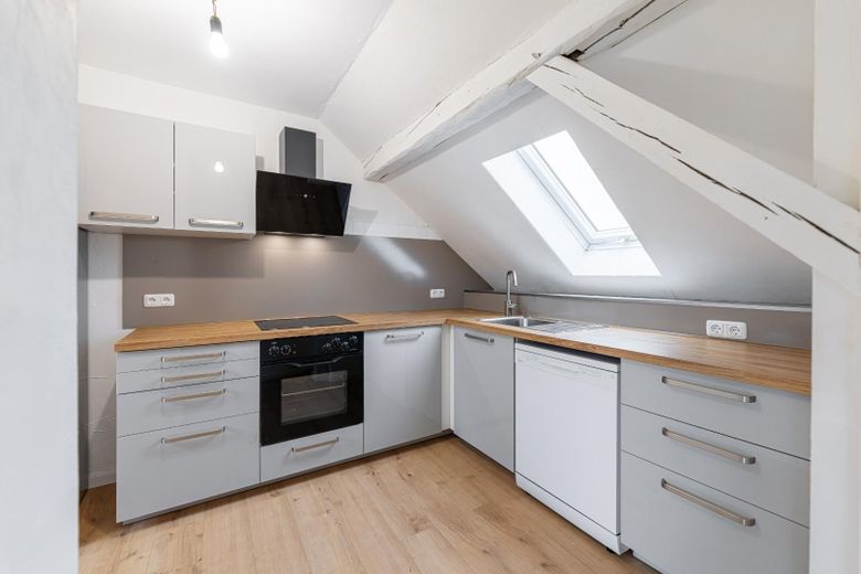 Wunderschöne 3 Zi Dachgeschoss Wohnung mit Balkon und Küche – Küche 2