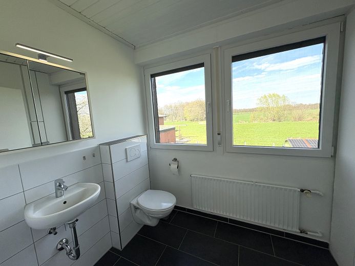 Exklusives Wohnen mit Garten, Neubezug n.Renovierung mit 2 großzügigen Balkonen – Gäste-WC m.Fenster